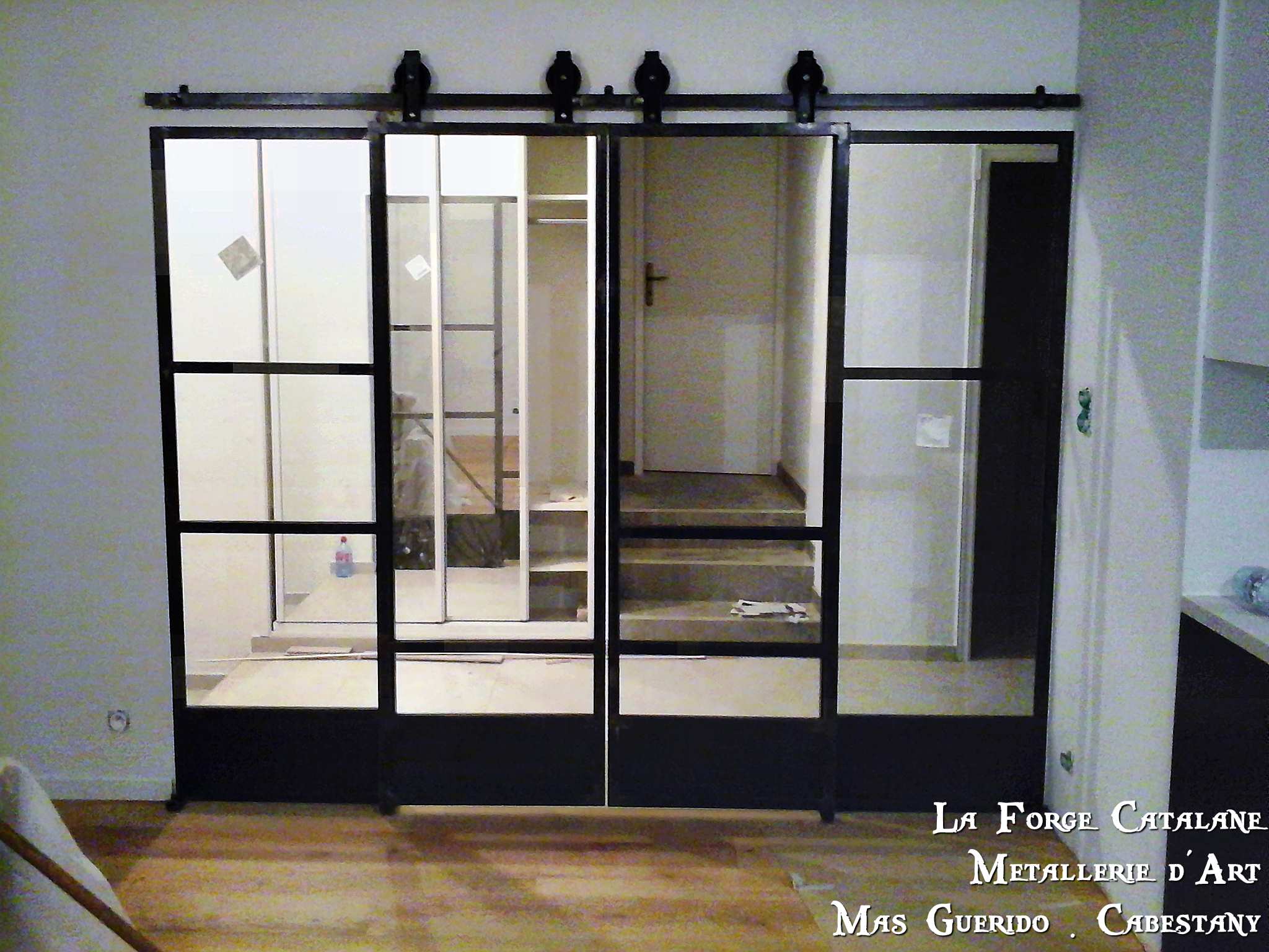 verriere double coulissant roue ancienne grange clair soubassement tole fer forge catalane.jpg